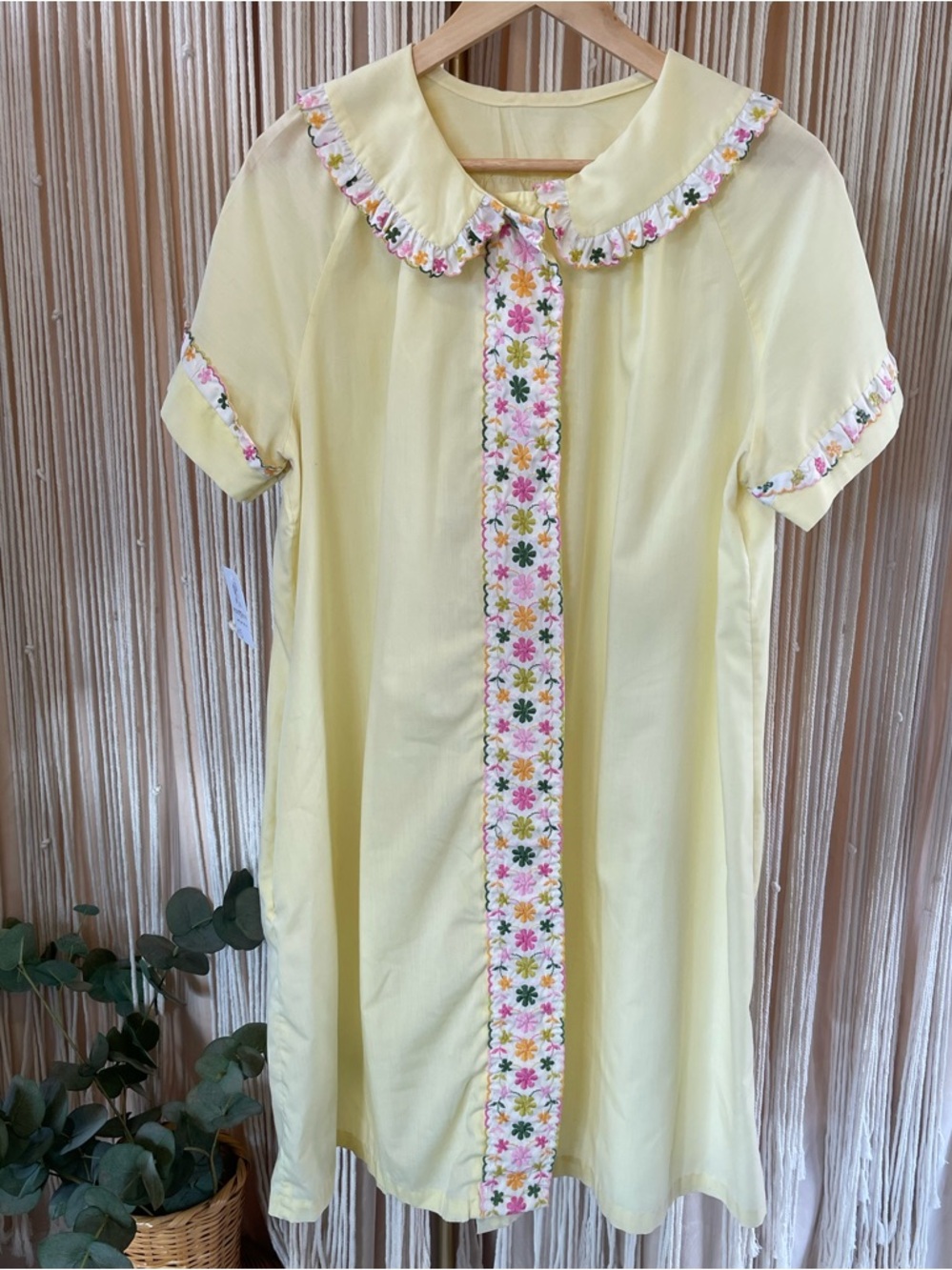 1960s vintage Light yellow snap front house dress with floral embroidery trim - Picture 5 of 12